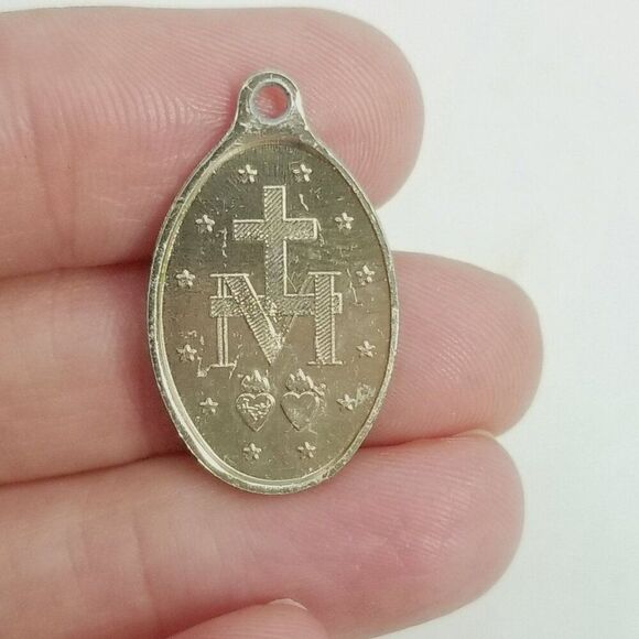 Vintage Virgin Mother Mary Oval Pendant Charm, Gold Tone Estate 1 Inch - Picture 2 of 7